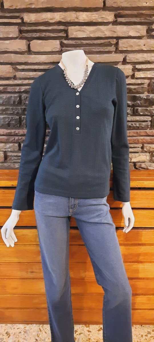 Producto - Remera escote V botones