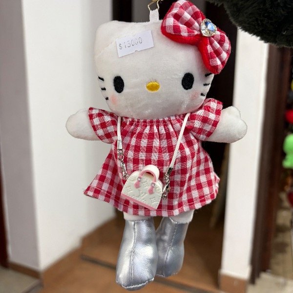 Producto - Llavero Kitty señorita con vestido a cuadros rojo 20cm