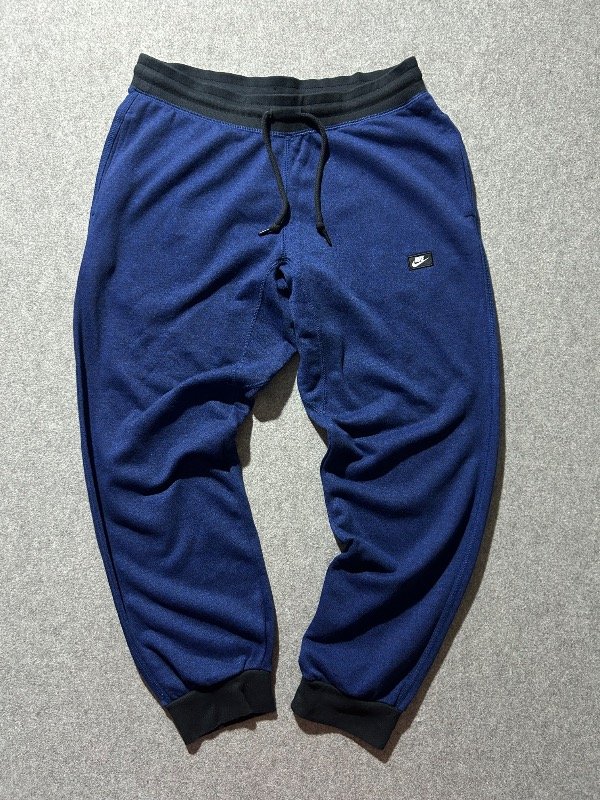 Producto - Joggin de algodón Nike, con puños en los tobillos. Talle L