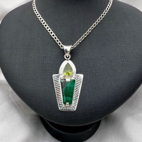Producto - DIJE DE DISEÑO PERIDOTO FACETADO Y LAJA DE ESMERALDA