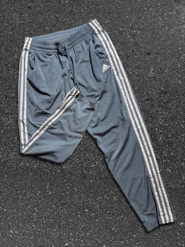 Producto - PANTALÓN ADIDAS 3 STRIPES CELESTE CENIZA OG