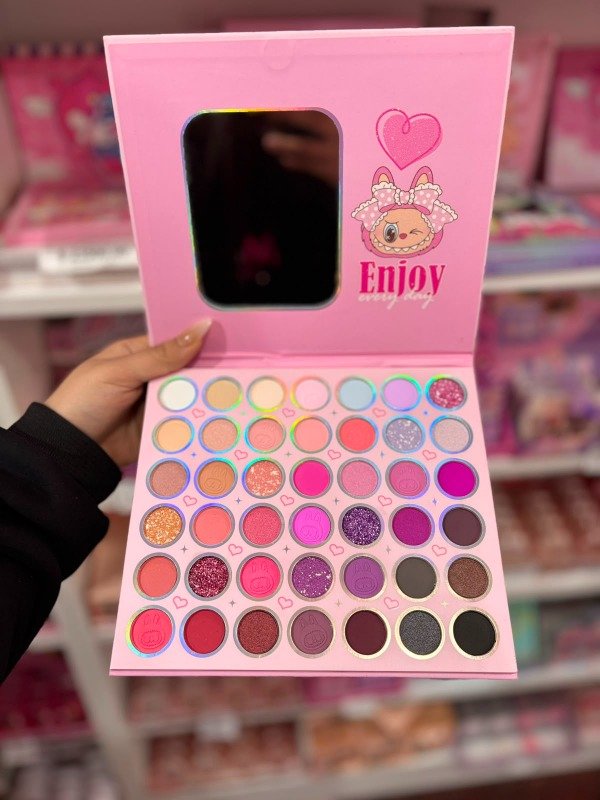 Producto - Paleta de sombras Lovely Labubu x42 tonos Enjoy