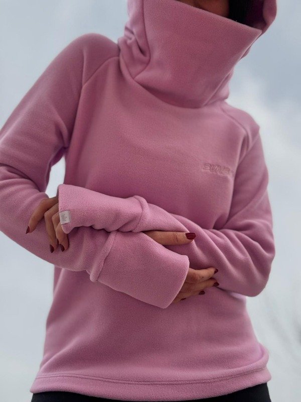 Producto - Buzo rosa dior cuello alto con capucha y bolsillos micropolar