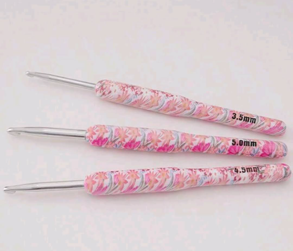 Producto - Set de Agujas de Crochet de Aluminio Rosadas con Flores 8 Unidades