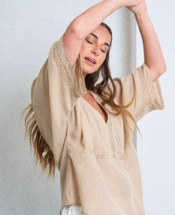Producto - BLUSA ESCOTE V CON PUNTILLA