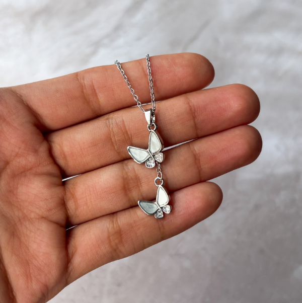 Producto - Collar mariposa doble blanco