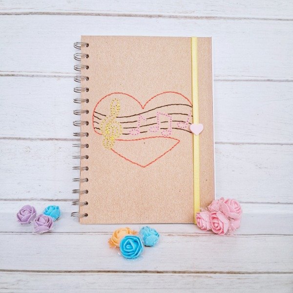 Producto - Cuaderno A5 Bordado MÚSICA