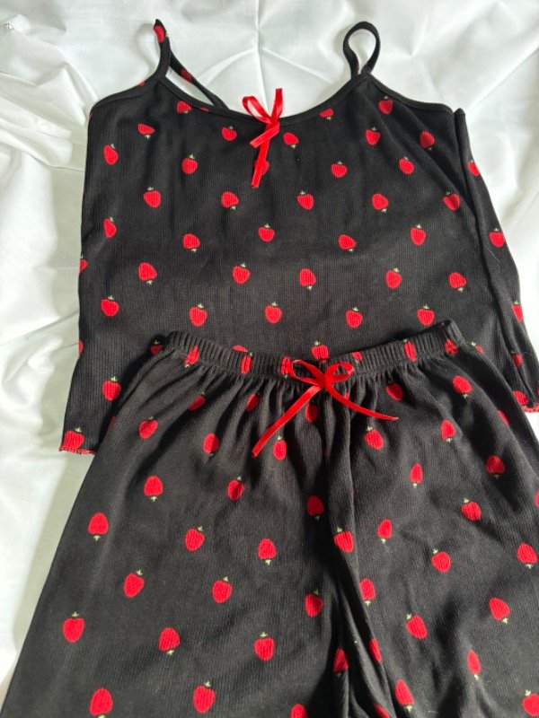 Producto - Pijama frutillas (TALLE 1-36)
