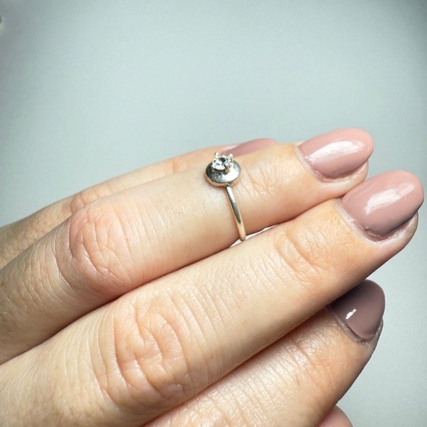 Producto - Anillo con piedrita y base circular - 1