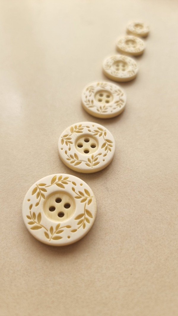 Producto - Botón hoja tallada CREMITA (distintas medidas)