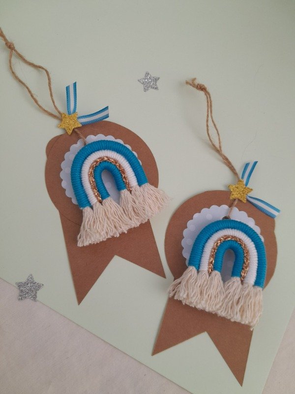 Producto - Mini escarapela arcoíris - celeste
