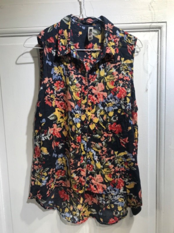 Producto - Camisa JOHN L COOK azul musculosa floreada-Talle M- Precio: 36x