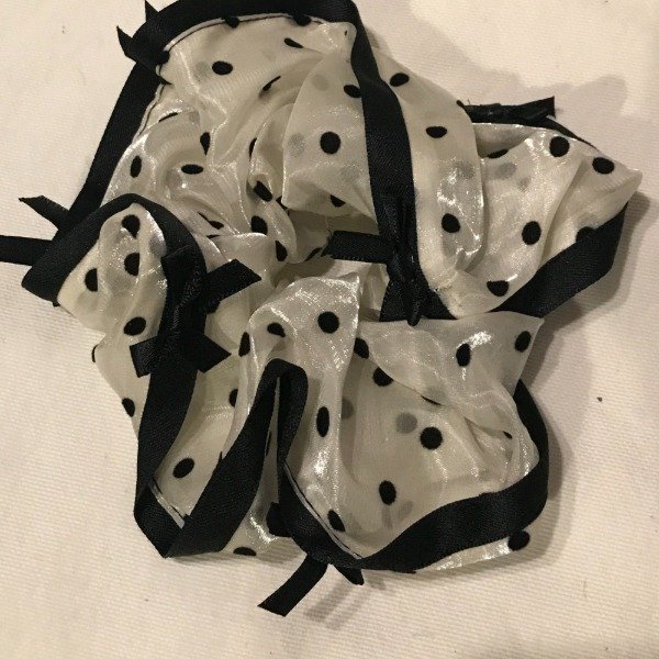 Producto - Scrunchie de lunares