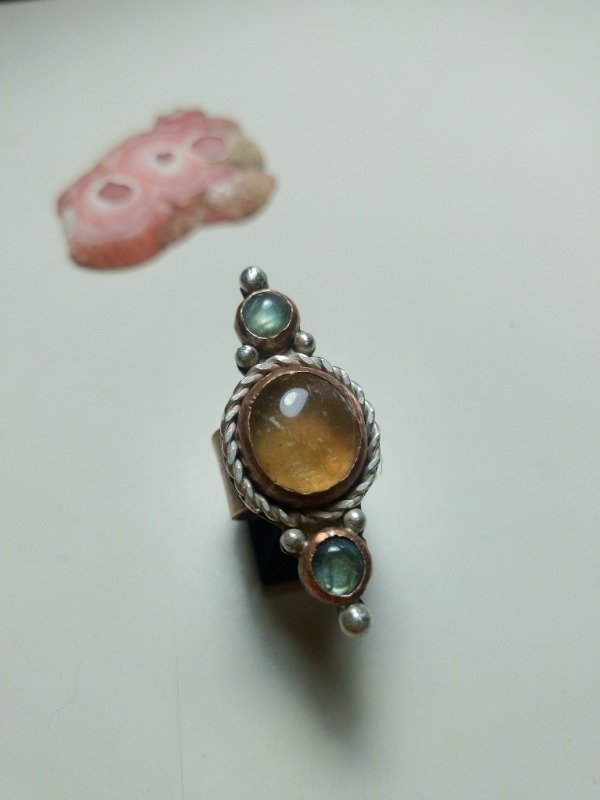 Producto - Anillo de cobre y Plata, Ambar y Labradoritas