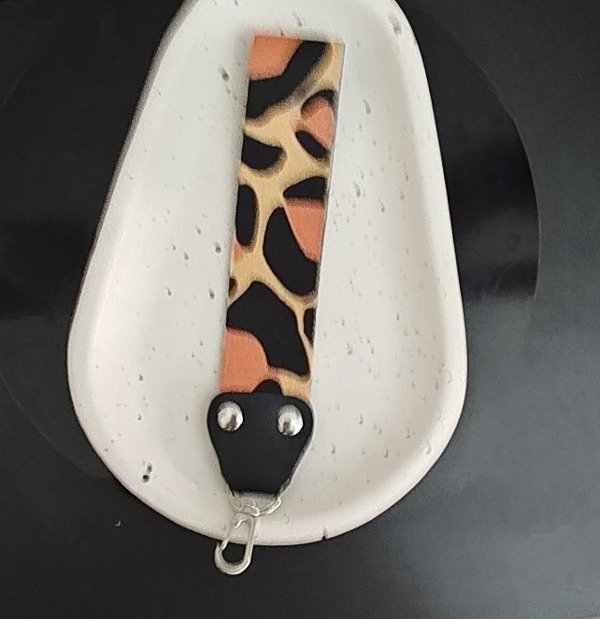 Producto - Llavero cinta Animal print marrón y negro largo