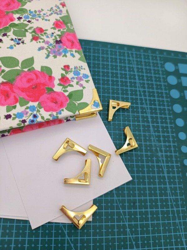 Producto - ESQUINEROS MÉTALICOS CON CORAZÓN - VENTA POR PACK