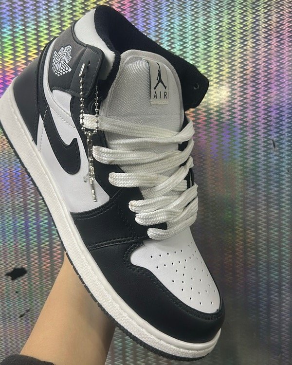 Producto - Nike Jordan Negras/Blancas