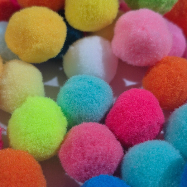 Producto - Pompones de felpa 2cm multicolor x60gr (aprox 200 unidades) - 3