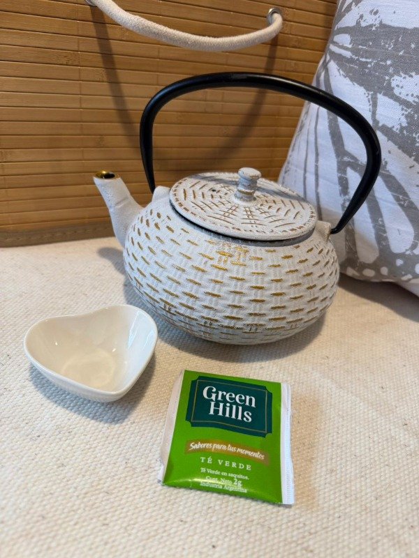 Producto - Tetera  hierro con infusor: Lineas doradas 800cc ( Efectivo:75.920)
