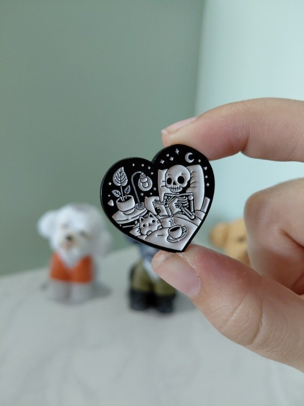 Producto - Pin metalizado - Esqueleto lector en corazón #3296