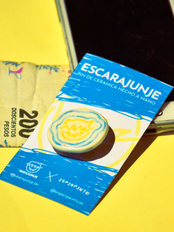 Producto - ESCARAPELA "MENJUNJE" HECHA EN CERAMICA ft. ESPERPENTO