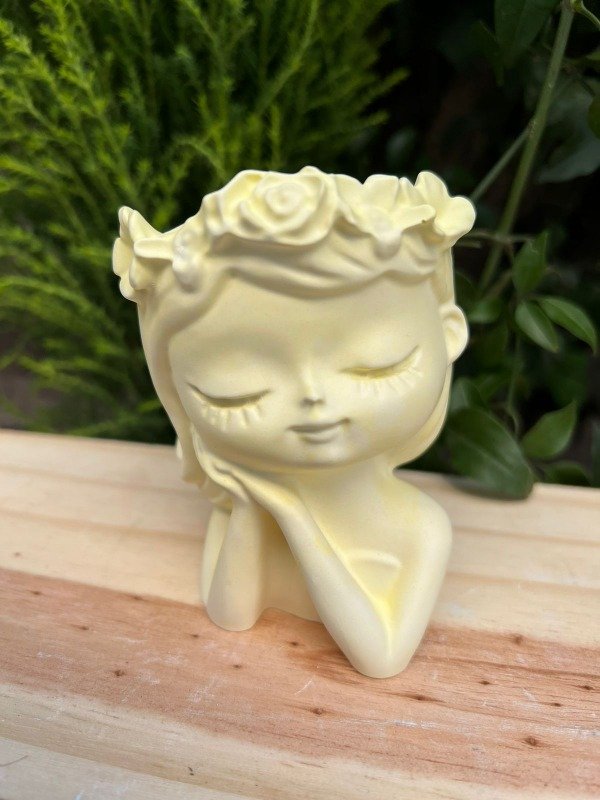 Producto - Porta Vela Niña Relajada Amarillo