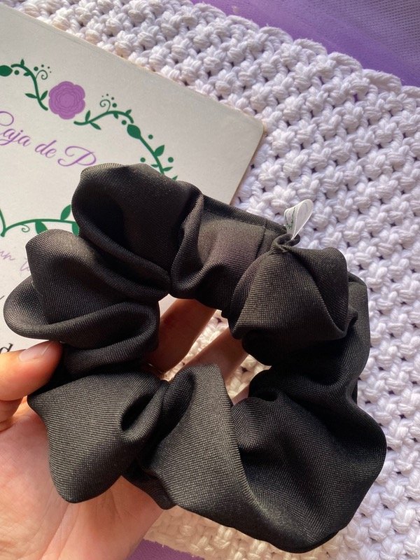 Producto - Scrunchie mediano negro tropical