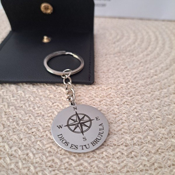 Producto - Llavero "Dios es tu Brujula"