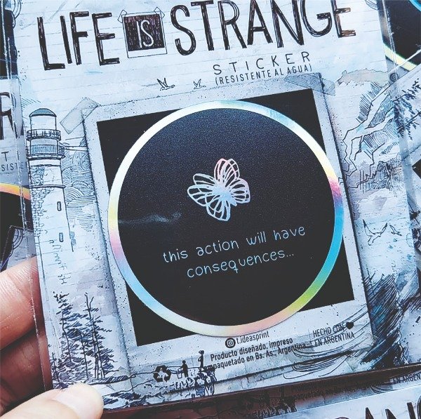 Producto - Life Is Strange - Sticker Circular de Vinilo Tornasol (apto agua)