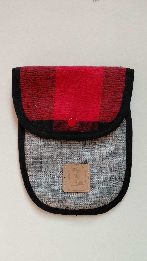 Producto - PORTA AGUJAS ALANIS ROJO Y NEGRO