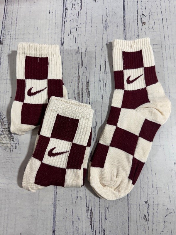 Producto - Nike Square Bordó