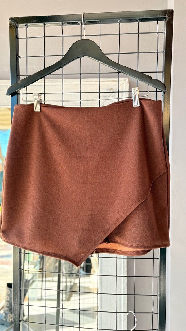 Producto - SKORT C/TAPA DELANTERA ASIMÉTRICA efectivo pesos 23.700