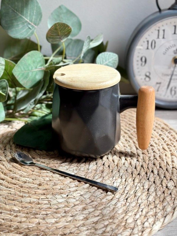 Producto - Taza negra con tapa de bambú y cuchara