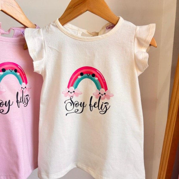 Producto - REMERA CLÁSICA C/VOLADO - MANTECA (ESTAMPADA)