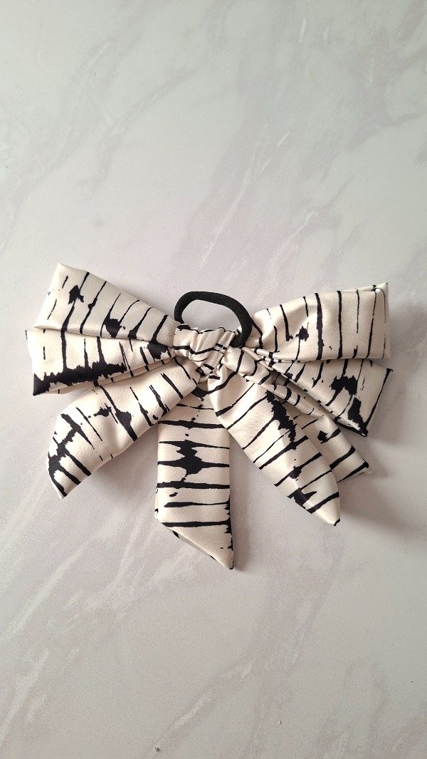 Producto - Moño Satén blanco con manchas negras