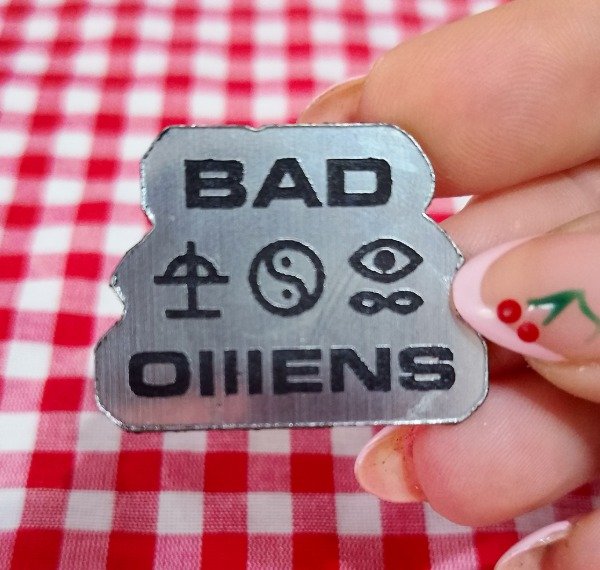 Producto - prendedor bad omens