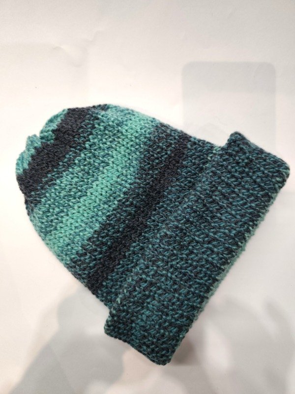 Producto - Gorro tejido en tono de verde agua que se fusiona con azul oscuro.