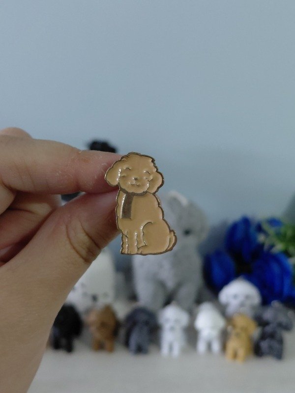 Producto - Pin metalizado ilustrado - Perrito Caniche marrón