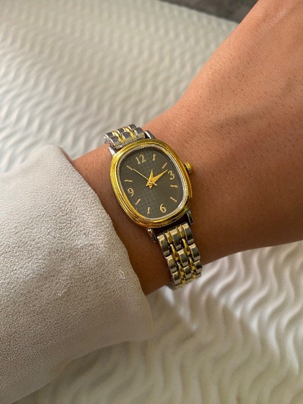 Producto - Reloj Vintage Victoria malla combinada con fondo negro
