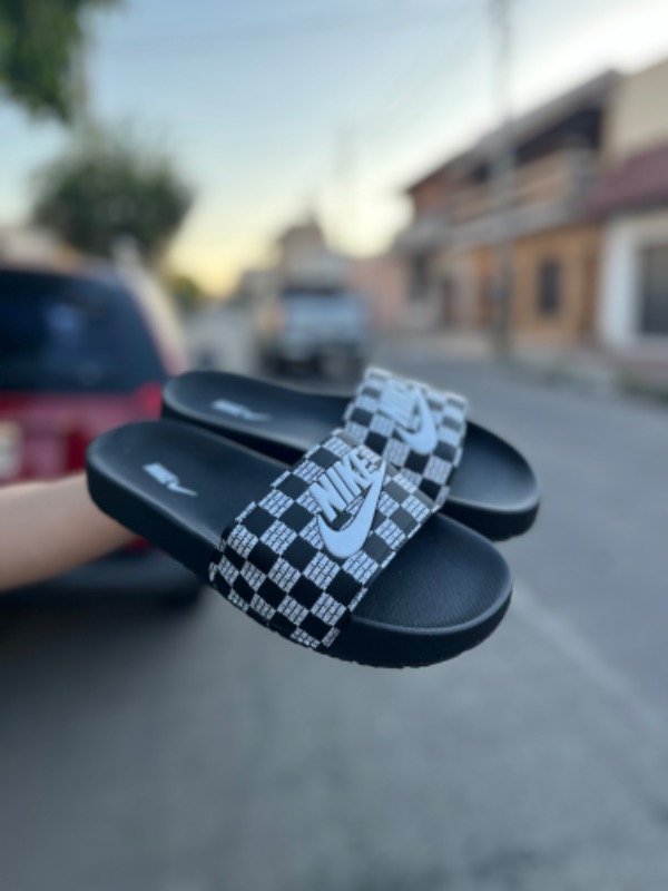 OJOTAS NIKE NEGRAS