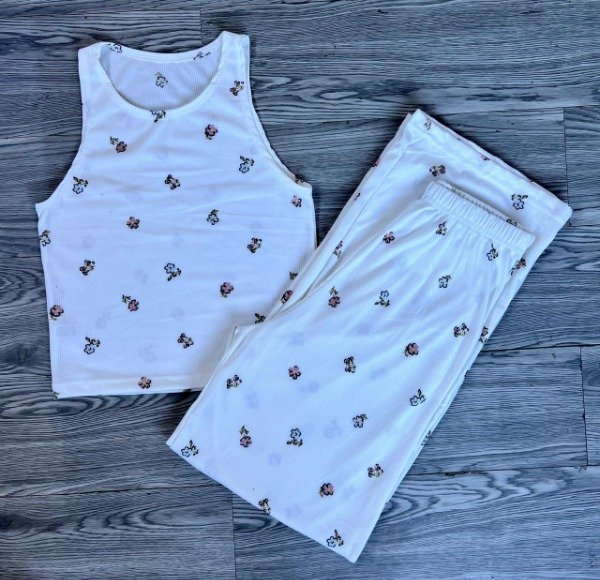 Producto - pijama morley dama, media estacion, musculosa y palazo, blanco flores celestes