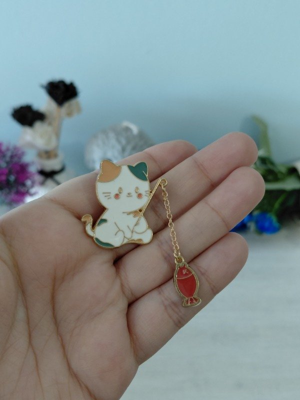 Producto - Pin metalizado - Michi pescando #1175