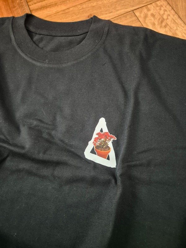 Producto - Remera negra unisex Flor