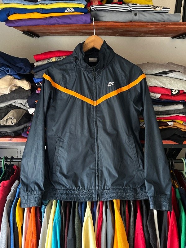 Producto - Campera Nike Windrunner, color negra