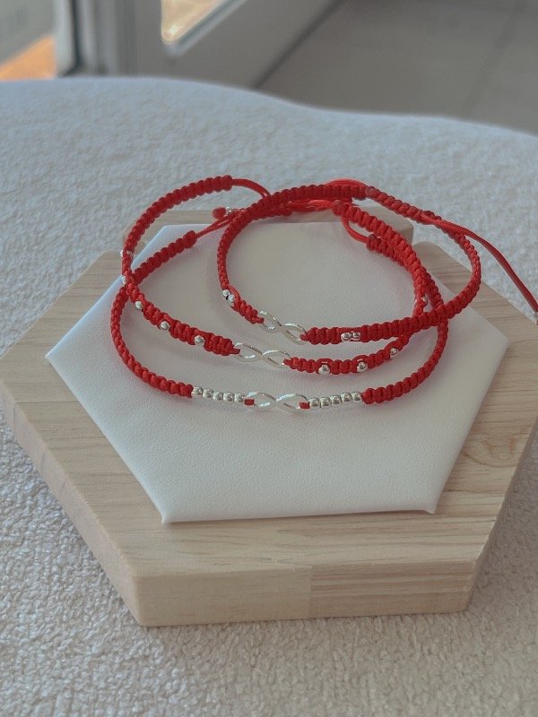 Producto - Pulsera macramé infinito y 5 bolitas de cada lado ( la de abajo)