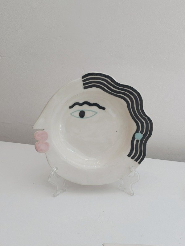 Producto - Plato grande cara pelo negro x Agustina Ramos