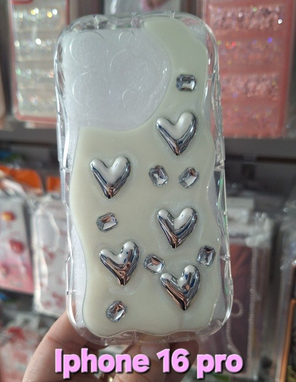 Producto - Funda ondulada charm. IPhone 16 pro