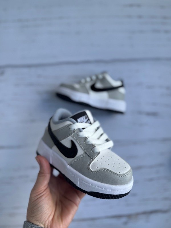 Producto - Zapatillas Nike Air Force Premium gris/negro