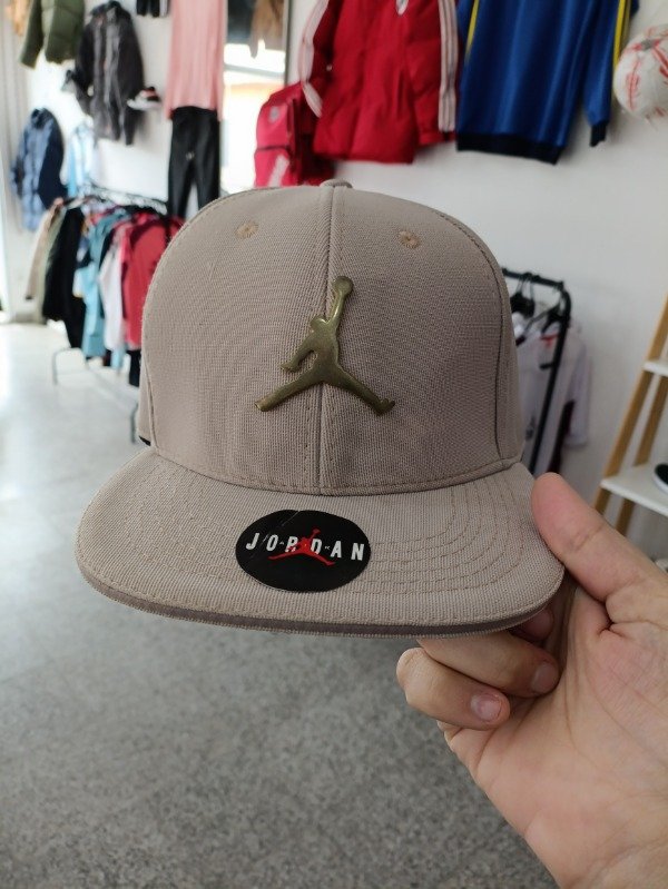 Producto - Gorra Jordan Chapita Dorada