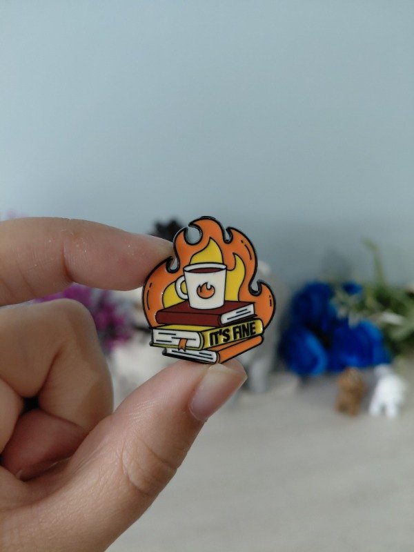 Producto - Pin metalizado - Libros en llamas #1769